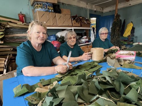 Из тыла с заботой: волонтёры села Тоора-Хем плетут сети и шьют маскировочные костюмы для бойцов СВО