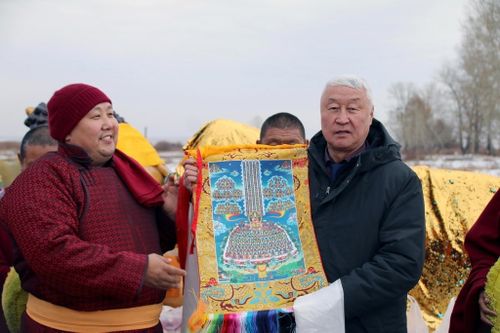 Будда Шакьямуни бурганның овур-хевирин мөңгежиткен езулал