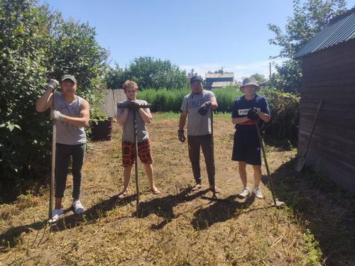 Волонтеры проекта #МыВместе привели в порядок дачу и помогли с переездом в период самоизоляции Заслуженному врачу России и Народному врачу Тувы Аргине Пала