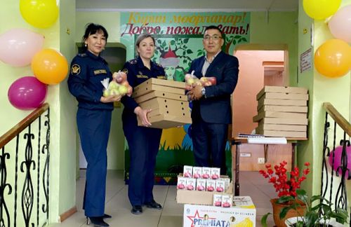Сотрудники УФСИН Тувы поздравили детей с Международным днем защиты детей