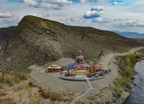 Тывада Енисейниң ужуун алган черге Будданың 15 метр бедик тураскаалын салган