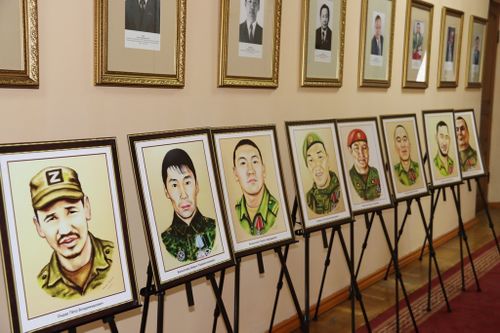 В Верховном Хурале Тувы открылась выставка портретов участников СВО