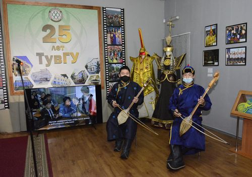 В Туве открылась выставка, посвященная 25-летию ТувГУ