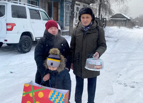 «Күзелдер Шивизи» акцияның беш киржикчизи Анатолий Серышевтен белектерни алган