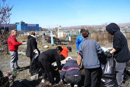 Волонтёры школы № 3 г. Кызыла провели уборку на захоронениях Героев Советского Союза