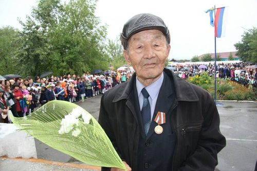 Глава Тувы поздравил с днем рождения Народного учителя республики