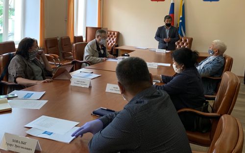 КТО И КАК МАНИПУЛИРУЕТ ДОВЕРЧИВЫМИ ЛЮДЬМИ