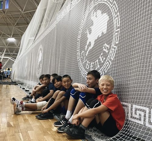 В Туве проходят соревнования по волейболу среди юношей и девушек