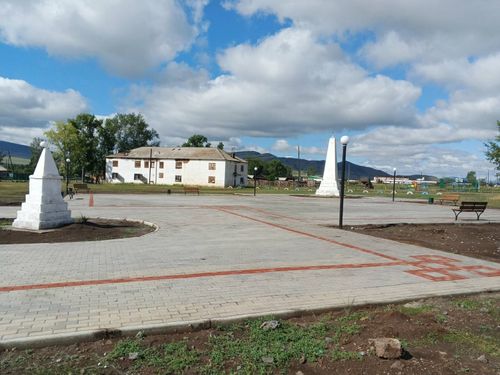 В поселке Уюке в рамках Народной программы ЕР близится к завершению благоустройство местной площади Победы