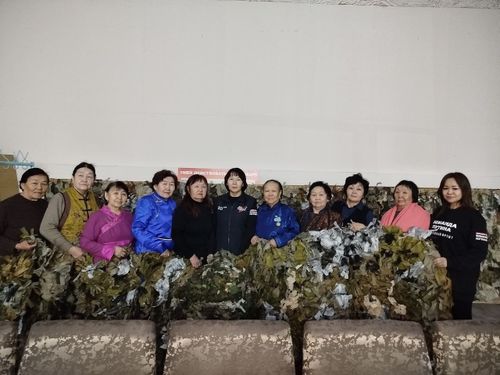 Мастерицы швейного взвода «Сылдыс» села Булун-Бажы Эрзинского района передали в зону СВО безрукавки, теплые носки и маскировочные сети