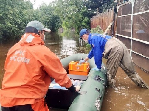 Сотрудники МЧС оказывают помощь жителям подтопленных участков Тувы