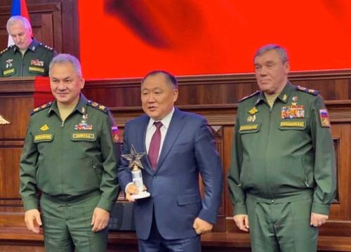 Главе Тувы вручили награду от Министерства обороны России