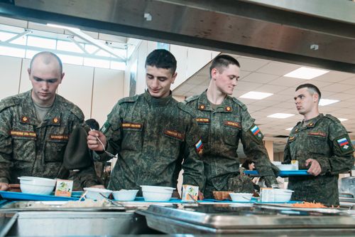 Бифштекс, чахохбили или бефстроганов на выбор. Чем кормят мобилизованных?