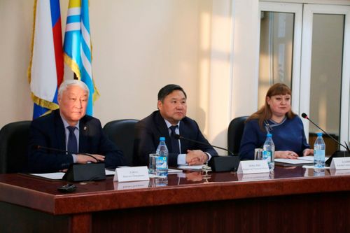 Тываның Хөй-ниити палатазының чаа чыыжы хуралын эрттирген