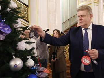 Анатолий Серышев исполняет новогодние желания детей из Сибири и Донецка в рамках акции «Ёлка желаний»