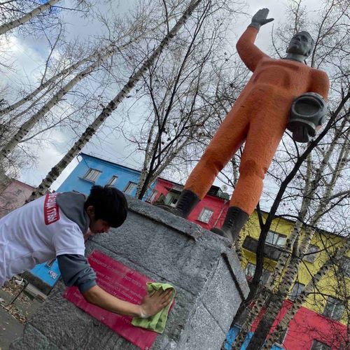 Активисты молодежного движения «Добрые сердца Тувы» провели субботник у памятника Юрию Гагарину