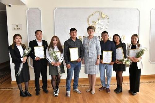 В Туве вручили жилищные сертификаты детям-сиротам