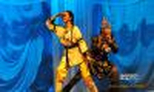 …И дефиле в купальниках