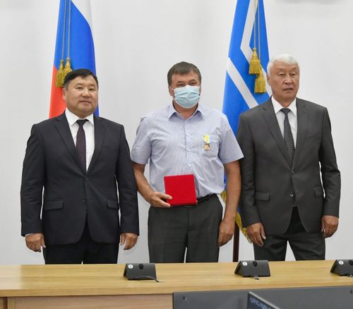 В Туве наградили ветеранов строительной отрасли