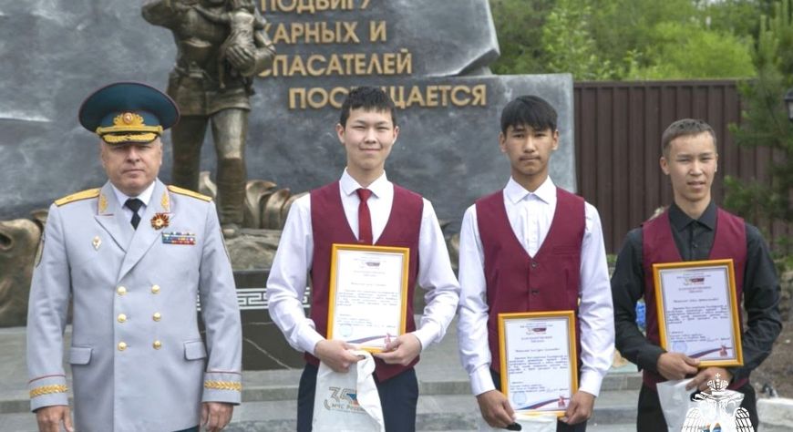 Школьникам из Тоджинского района вручили награды за спасение человека