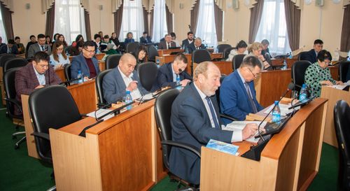 Депутаттар 18 хоойлуну хүлээп алган