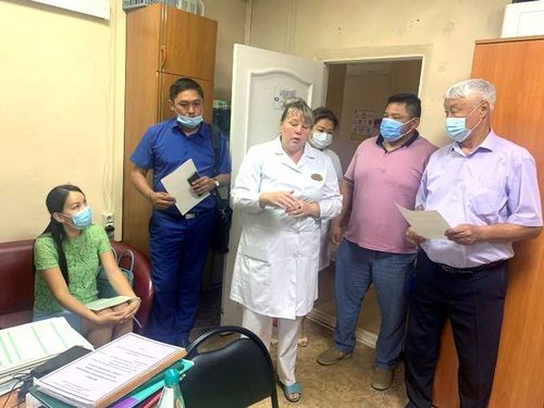 Тувинские парламентарии вышли на дежурство в Центр амбулаторной диагностики и лечения COVID-19