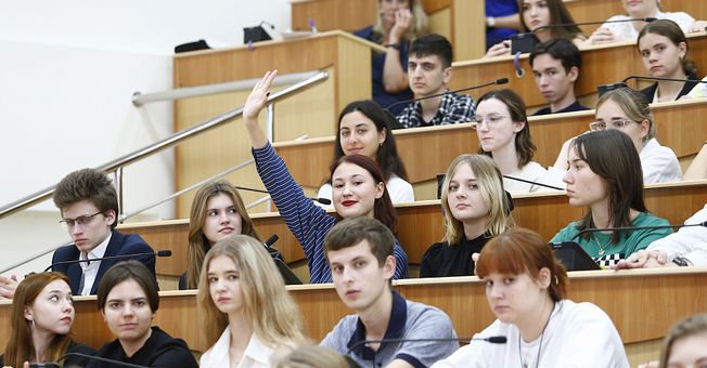 Выпускники-высокобалльники, поступившие в вузы Кубани, получат по 100 тысяч рублей