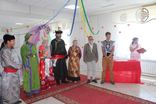 В преддверии Дня семьи любви и верности археологи из Санкт-Петербурга сыграли свадьбу по тувинским традициям и обычаям 
