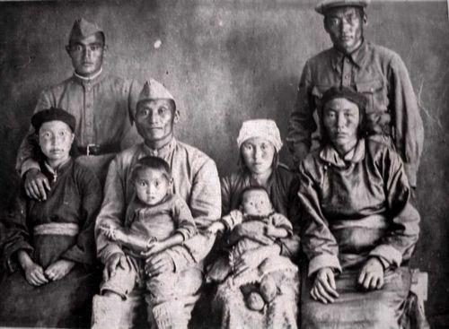 К 100-летию ТНР архивариусы Тувы помогают жителям составлять родословную