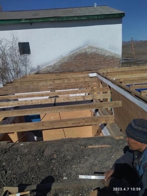 В школе села Ак-Чыраа продолжается капитальный ремонт