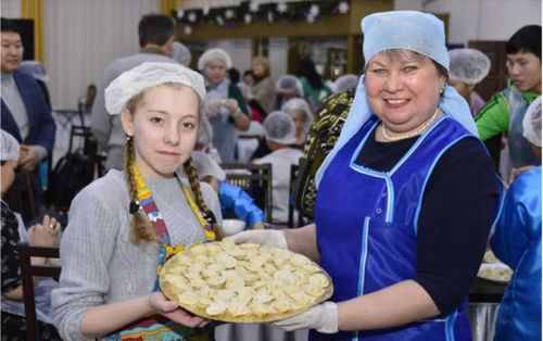 Пельменем едины: в Туве прошел флешмоб по лепке пельменей