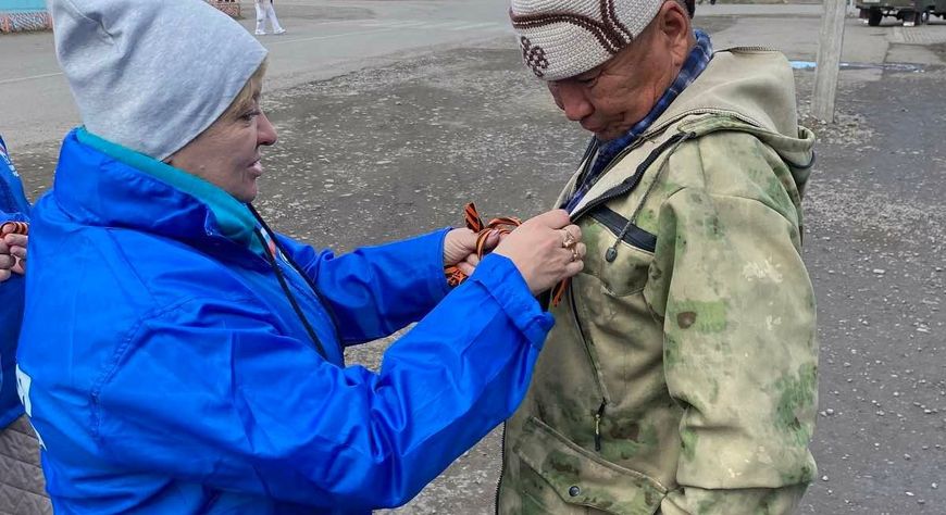 Активисты «Единой России» раздали георгиевские ленточки жителям Танды