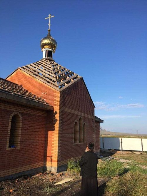В Шагонаре установили купол и крест на строящемся храме в честь преподобного Сергия Радонежского