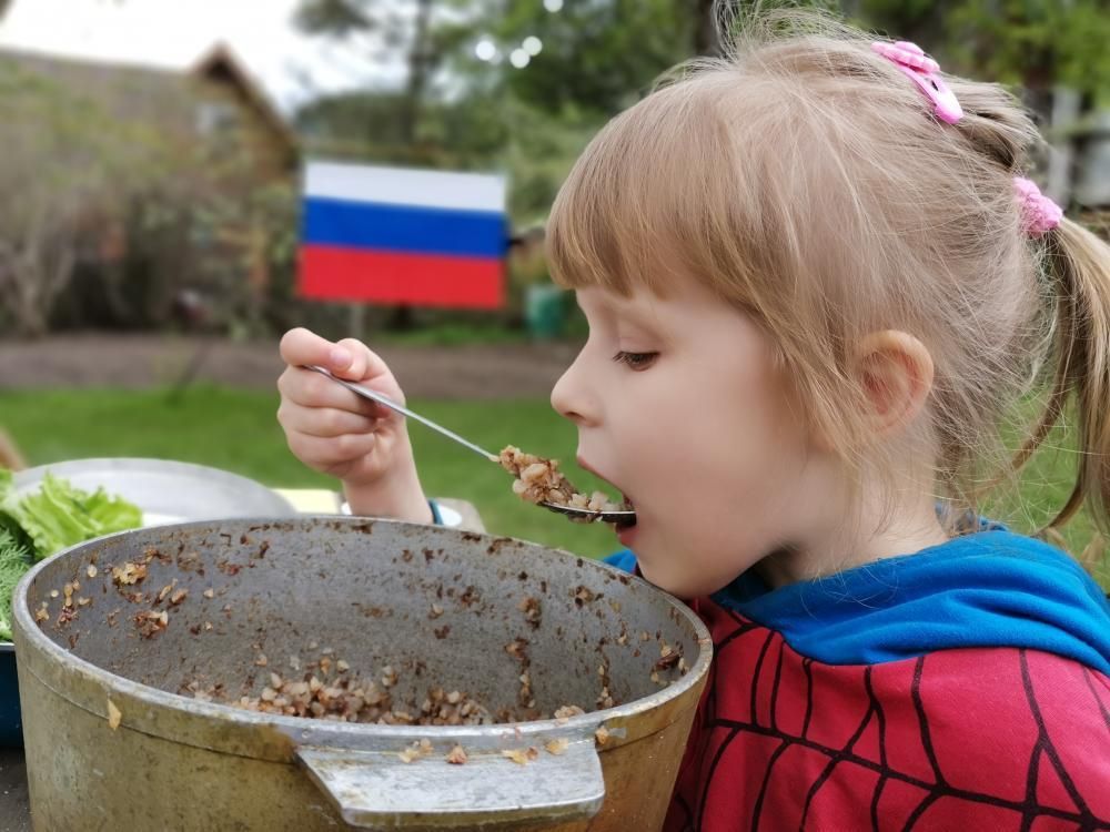 Березовой кашей девочка