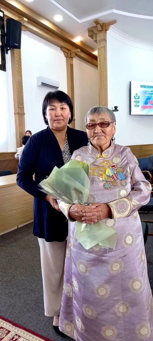 Сегодня Владислав Ховалыг провел церемонию награждения государственными наградами