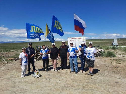 Активисты ЛДПР из Тывы провели акцию по очистке источника в м. Тос-Булак