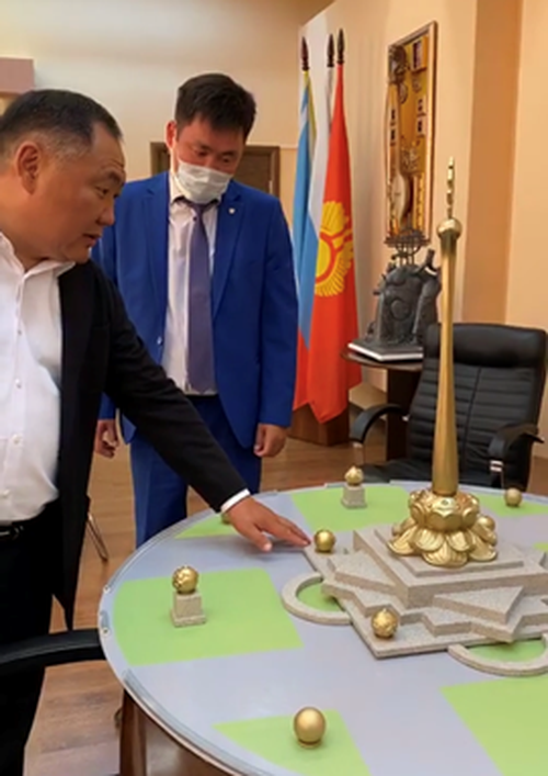 ГЛАВА ТУВЫ ПОИНТЕРЕСОВАЛСЯ ЭСКИЗНЫМИ ПРОЕКТАМИ СКУЛЬПТУРЫ ДЛЯ УСТАНОВКИ НА ВЪЕЗДЕ  В СТОЛИЦУ