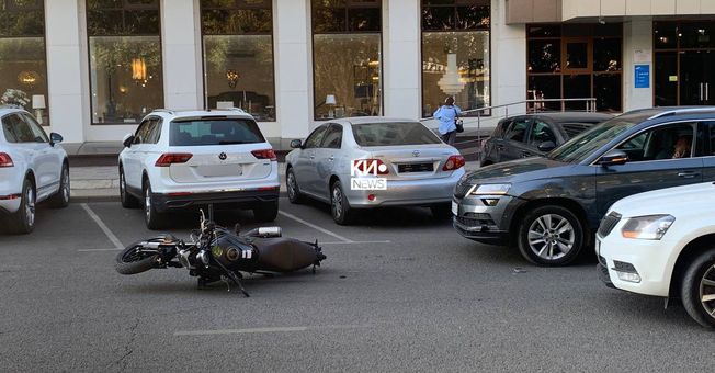 В центре Краснодара в ДТП с двумя иномарками пострадал мотоциклист