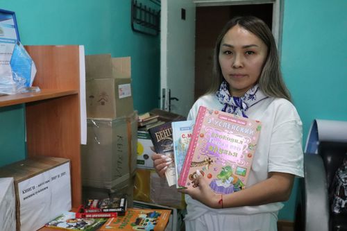 «Единая Россия» установит в общественных местах в регионах стеллажи в рамках акции «Книги - Донбассу»