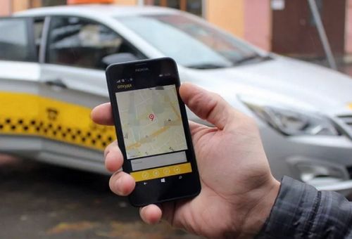 В Красноярске таксист украл у пассажира 54 тысячи рублей, переведя средства с его карты