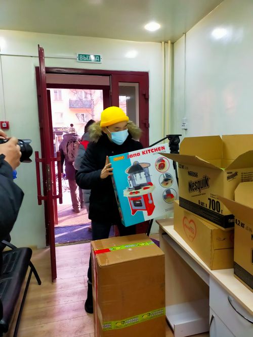 Народный фронт Тувы передал партию гуманитарной помощи для прибывших в Россию жителей Донбасса