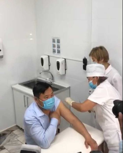 Врио главы Тувы Владислав Ховалыг получил прививку от коронавируса