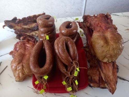 Выпускница «Школы фермера» запустила коптильню колбасы