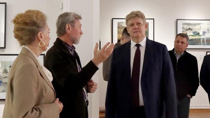 Анатолий Серышев посетил уникальную выставку «Сны Сибири»