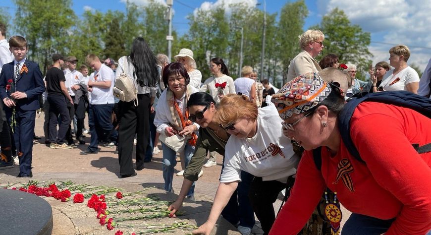 Представители тувинского землячества возложили цветы к мемориалу воинов-сибиряков