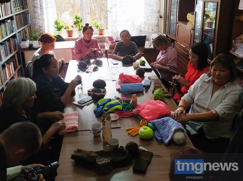 Женсовет Тандинского района вяжет носки для защитников Родины