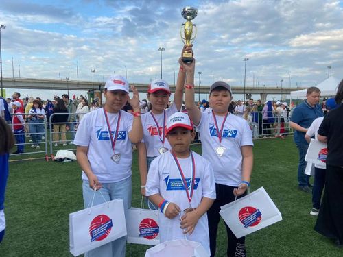 Тываныӊ школачылары мөӊгүн медальдыӊ эдилекчилери