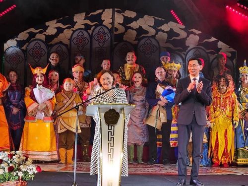 Өскүс-оол ам ырлап эгелээн