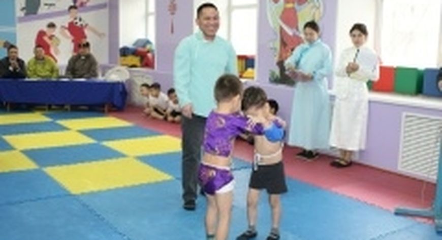 Сила традиций и мужество героев: ветераны СВО выступили в качестве судей турнира по борьбе «Хуреш» среди дошколят