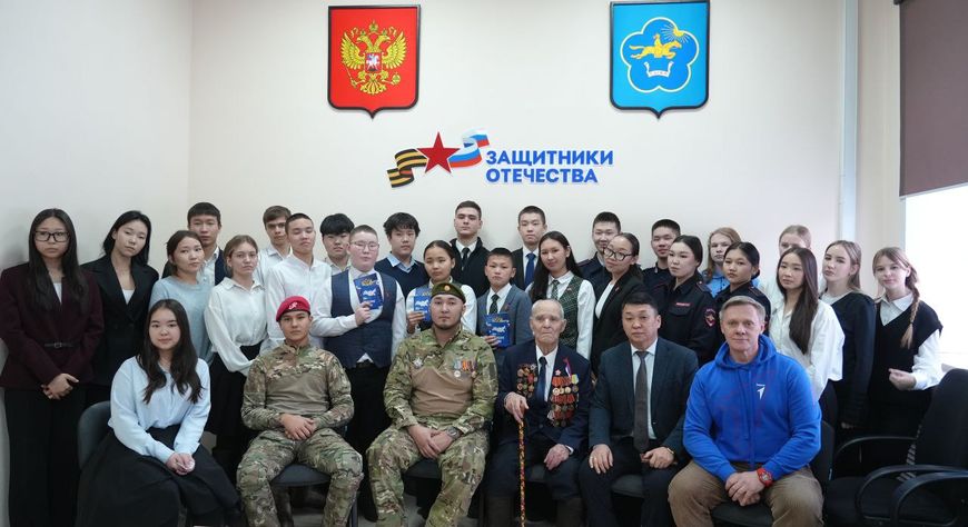 В Кызыле ребята из «Движения первых» встретились с защитниками Родины разных эпох